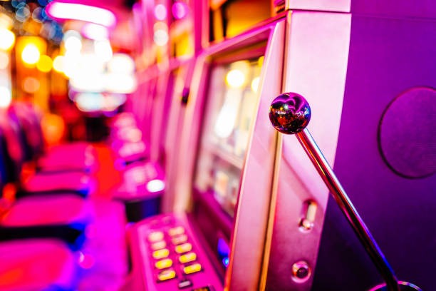 Antarmuka platform tiraitoto yang menampilkan berbagai kategori permainan dan turnamen olahraga